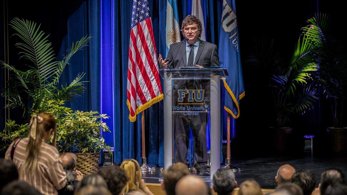 El presidente argentino, Javier Milei, habla durante una conferencia ante estudiantes de la Florida International University (FIU), el 11 de abril de 2024 en Miami.