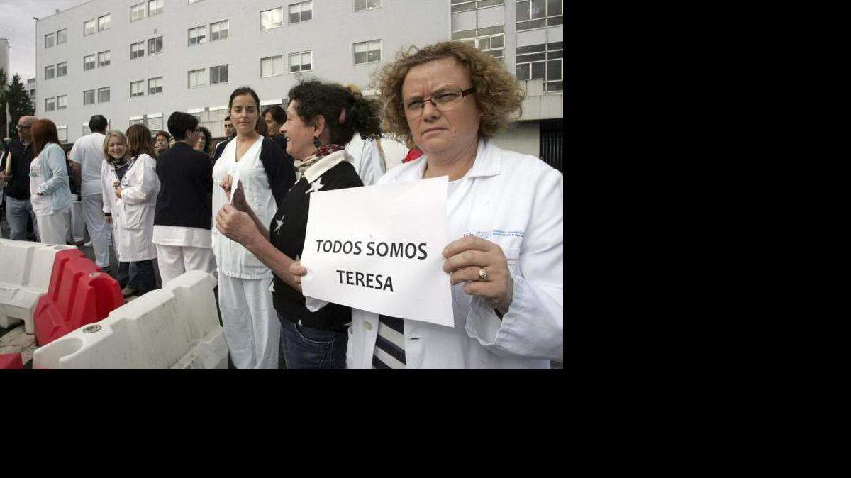  Concentración de sindicatos y trabajadores en el Complejo Hospitalario Universitario a Coruña (Chuac), contra el "caos y la improvisación" en la implantación de protocolos por el ébola, así como por la "desinformación y la falta de adiestramiento" contra este virus. EFE/Kiko Delgado