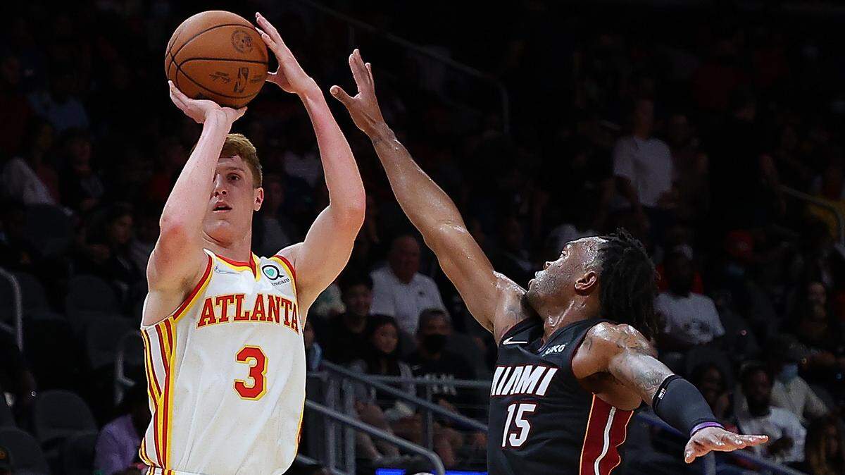 El jugador de los Hawks Kevin Huerter tira ala aro ante la marca de Javonte Smart, del Heat de Miami, en el partido celebrado el 14 de octubre de 2021 en Atlanta.