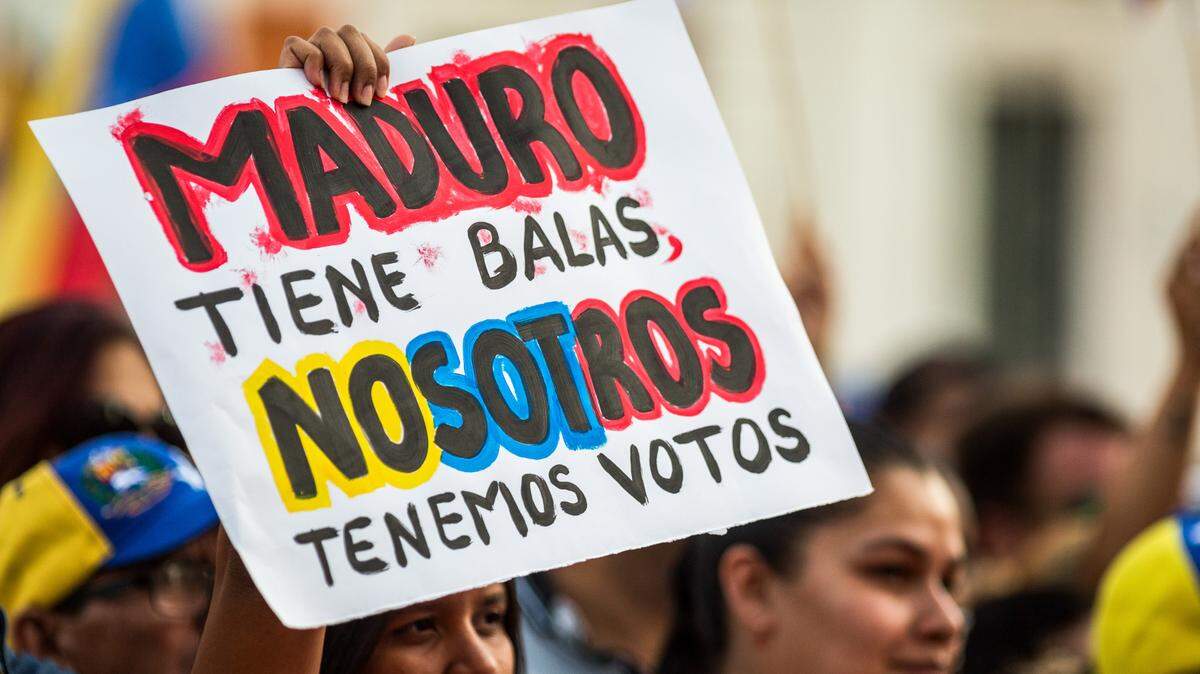 Una manifestante muestra una pancarta a favor de la victoria de la oposición venezolana en las elecciones presidenciales y en contra de la represión del régimen de Maduro, el sábado 3 de agosto de 2024, en la Puerta del Sol en Madrid.