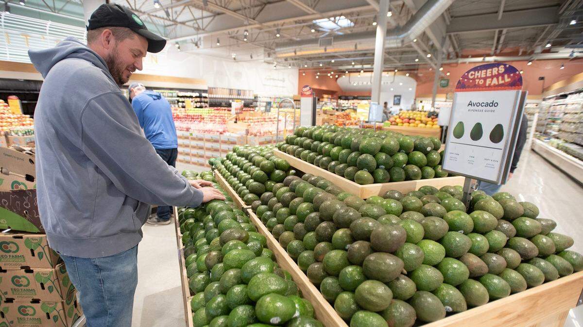 El aumento de los aranceles a México y Canadá ordenado por el presidente Trump podría tener un impacto en el precio de los aguacates, melones y frutas cítricas.