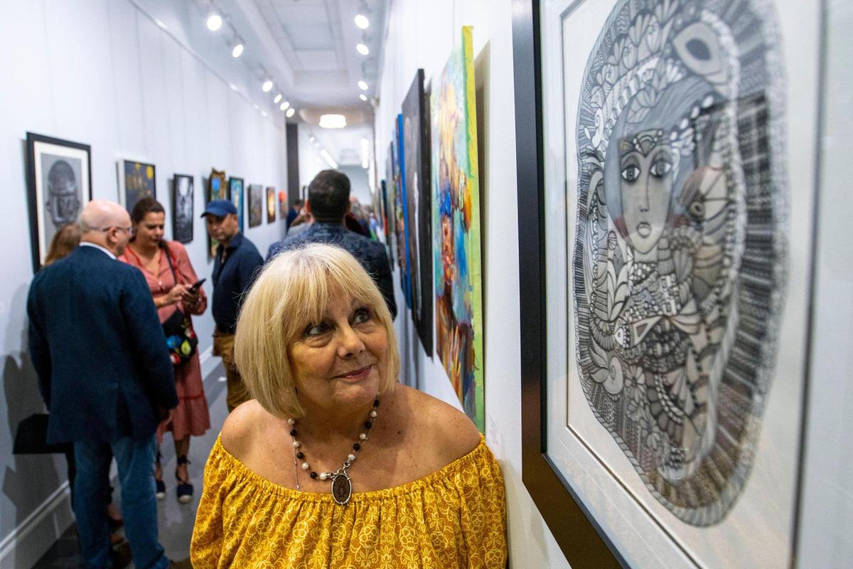 La periodista de Mambí Radio y artista, Ninoska Pérez Castellón, mira su obra de arte “Tropical Diva” durante la exhibición de artistas latinoamericanos en el Milander Center en Hialeah, Florida, el viernes 30 de septiembre de 2022