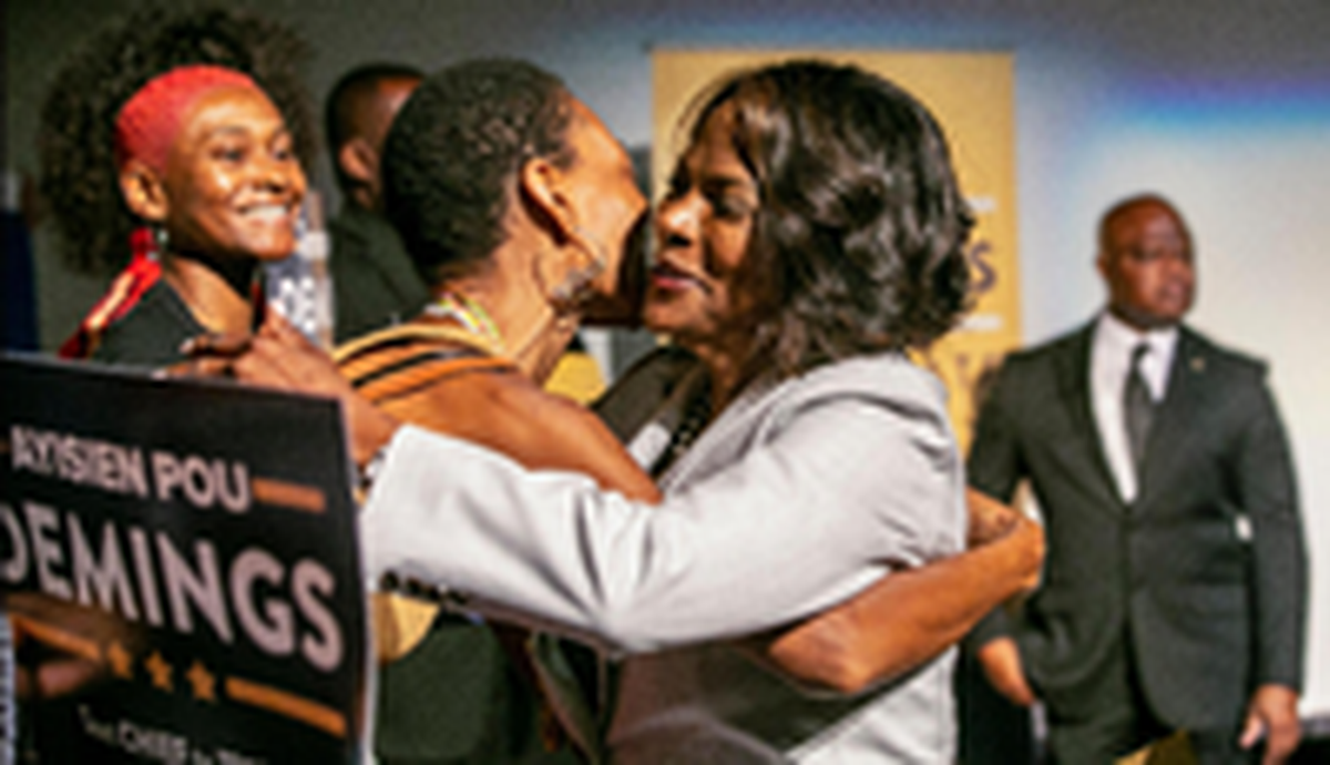 La representante federal Val Demings comparte con partidarios en el Centro Cultural del Pequeño Haití el 24 de mayo de 2022. Pedro Portal pportal@miamiherald.com