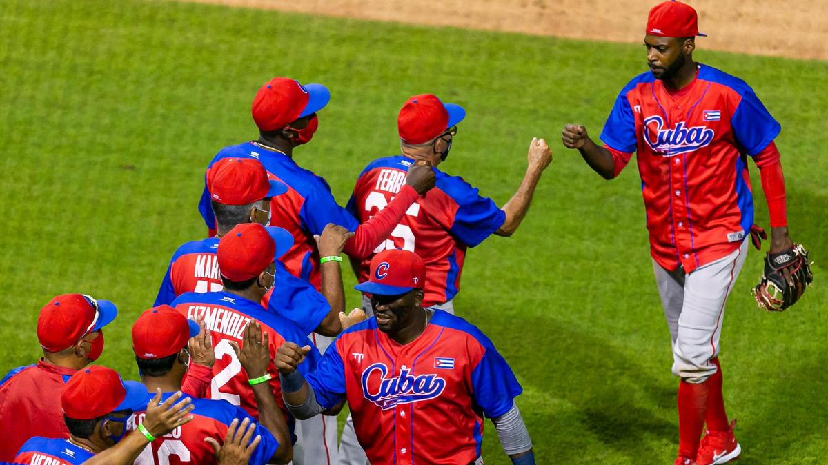 Los jugadores del equipo cubano celebran tras derrotar 16-3 a Colombia en un partido del Preolímpico de las Américas, celebrado en el Ballpark of the Palm Beaches en West Palm Beach, Florida, el 2 de junio de 2021.