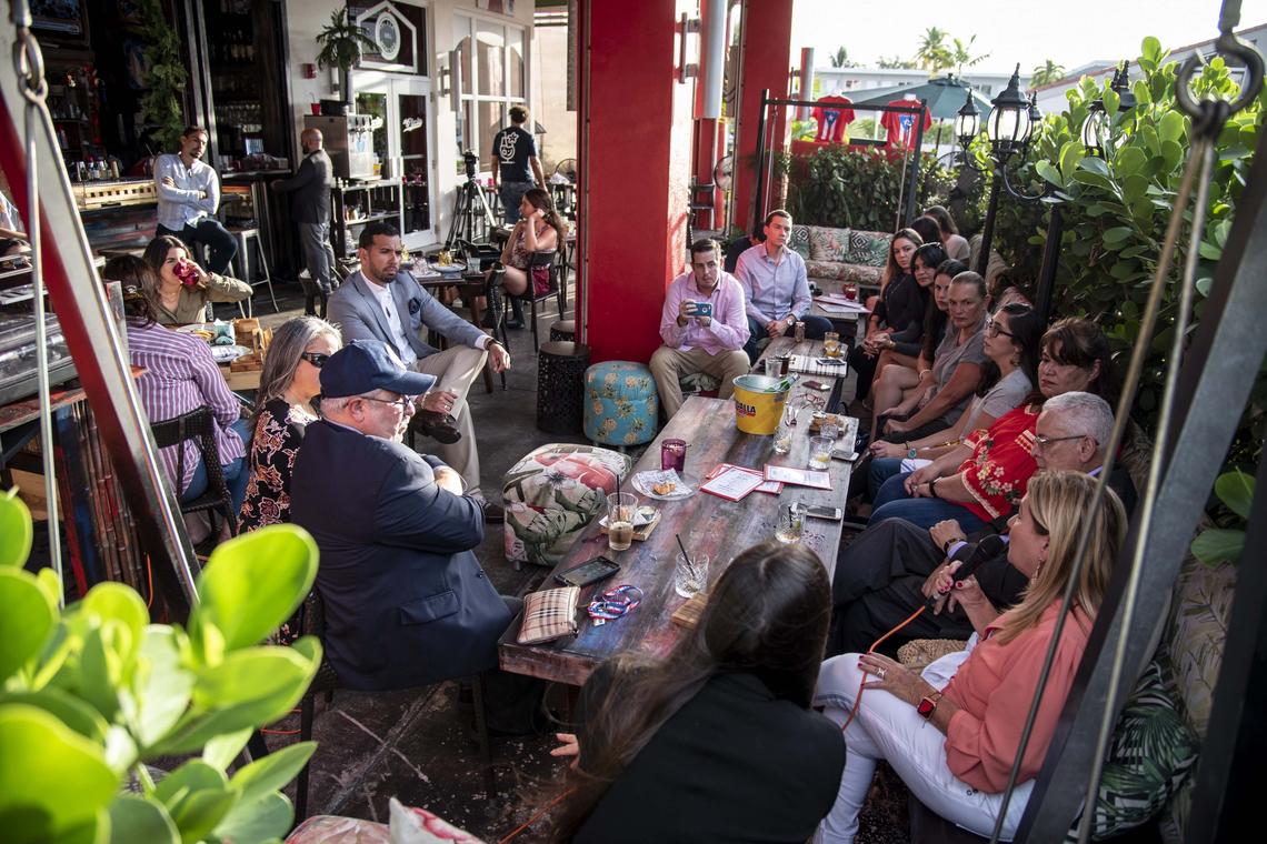 Miembros de la diáspora puertorriqueña en La Placita discuten soluciones a la actual crisis política que enfrenta la isla durante una reunión el 18 de julio de 2019.