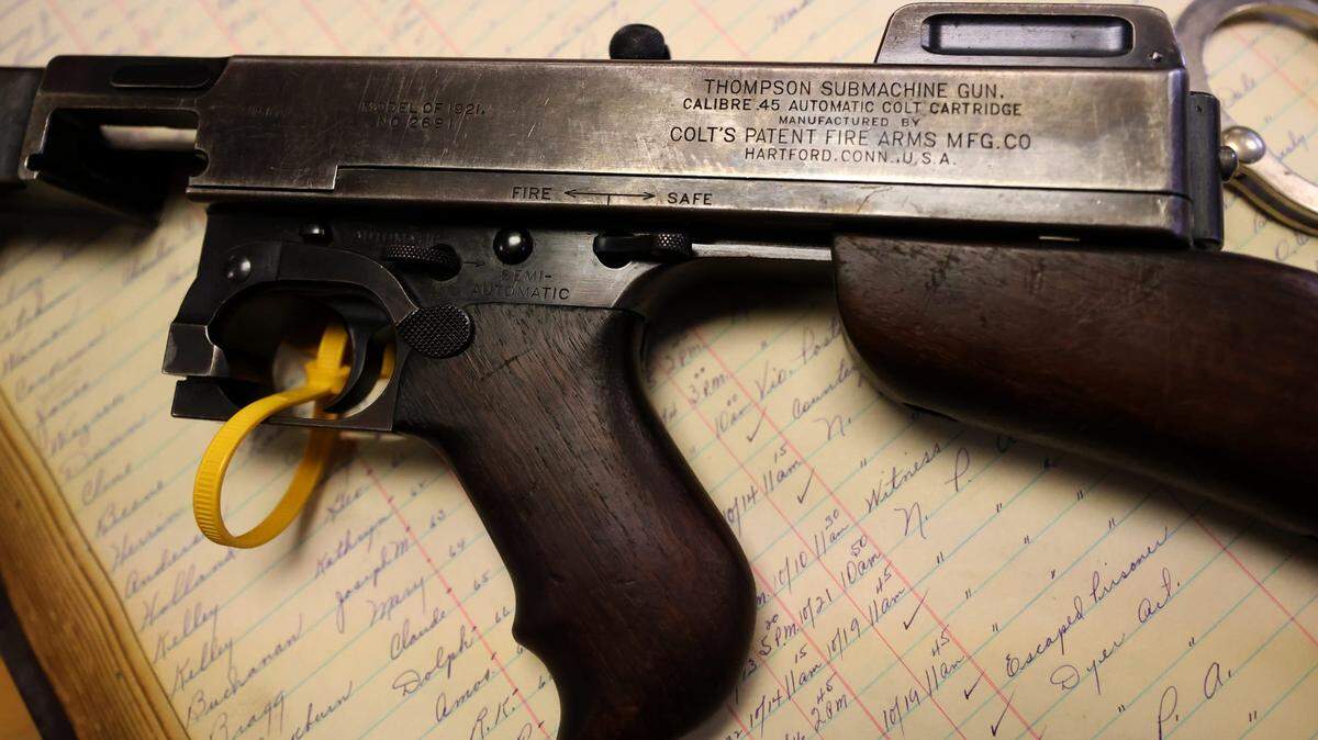 Una metralleta Thompson en la oficina del sheriff del condado de Oklahoma en la ciudad de Oklahoma, el miércoles 7 de febrero de 2024.