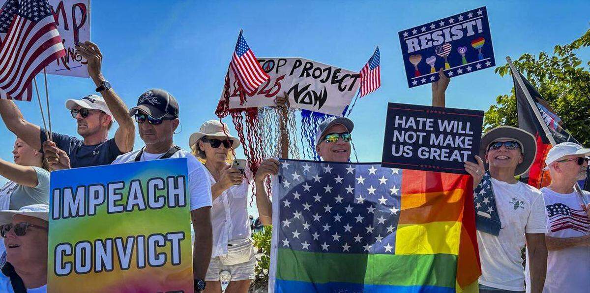 Fort Lauderdale, Florida, 14 de junio de 2025 - Protestas en Fort Lauderdale, Florida, a lo largo de la A1A en Fort Lauderdale Beach, durante las protestas “Sin Reyes” contra Trump planeadas en todo el sur de la Florida.