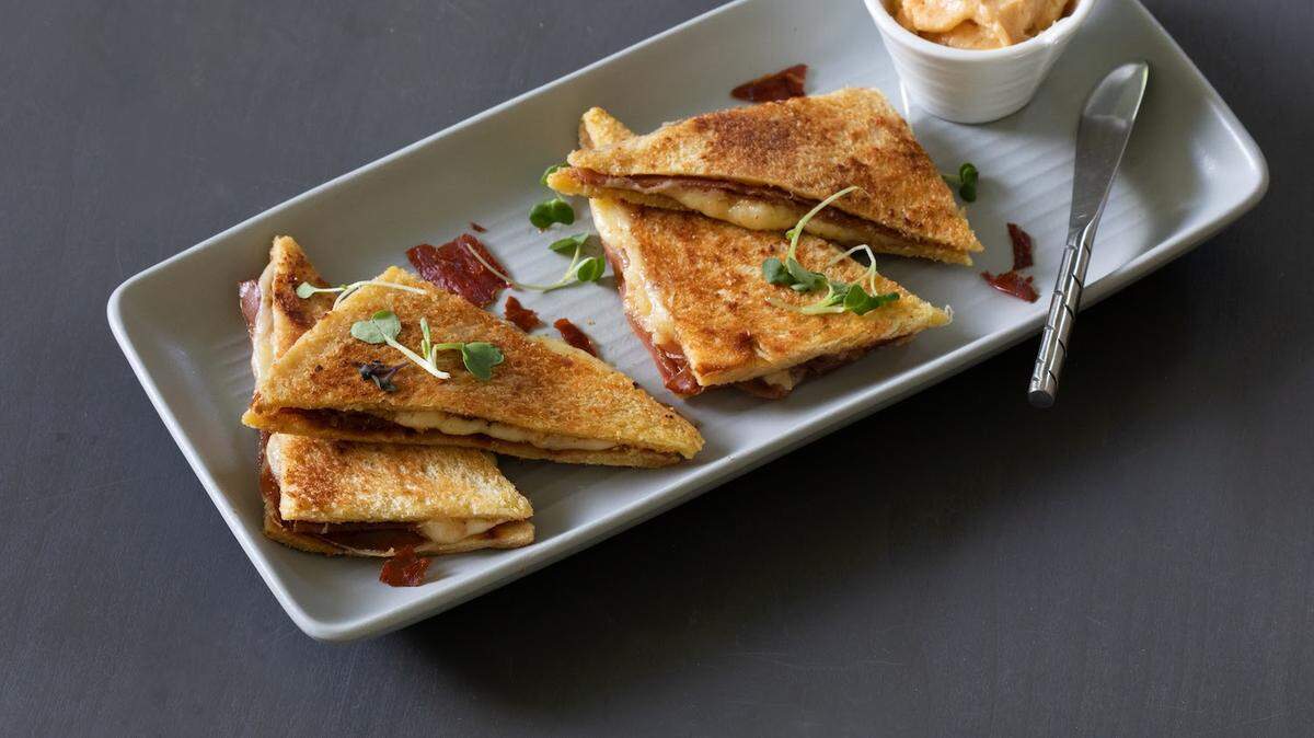 El bikini es un clásico español: un sándwich de jamón y queso calentito, crujiente y perfecto a cualquier hora.