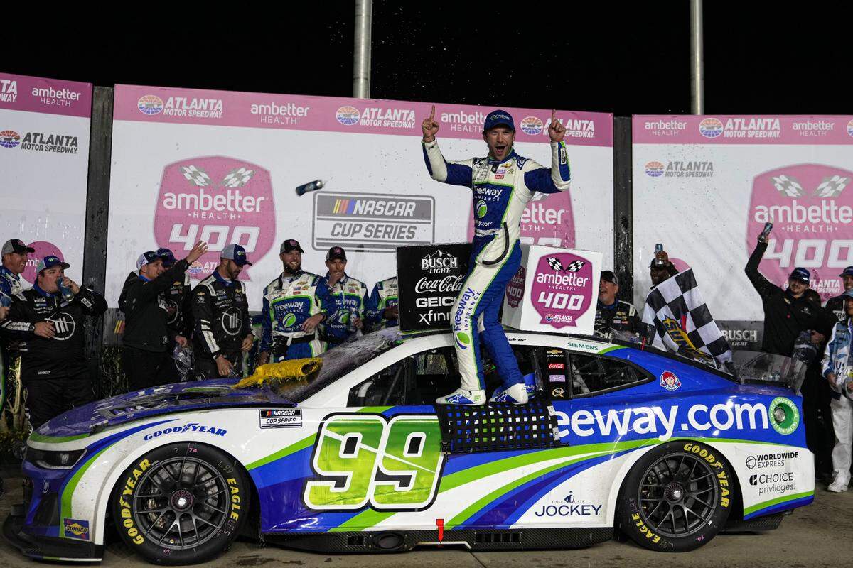 El mexicano Daniel Suárez celebra tras ganar la Cup Series de la NASCAR en el Atlanta Motor Speedway en Atlanta, el domingo 25 de febrero de 2024.
