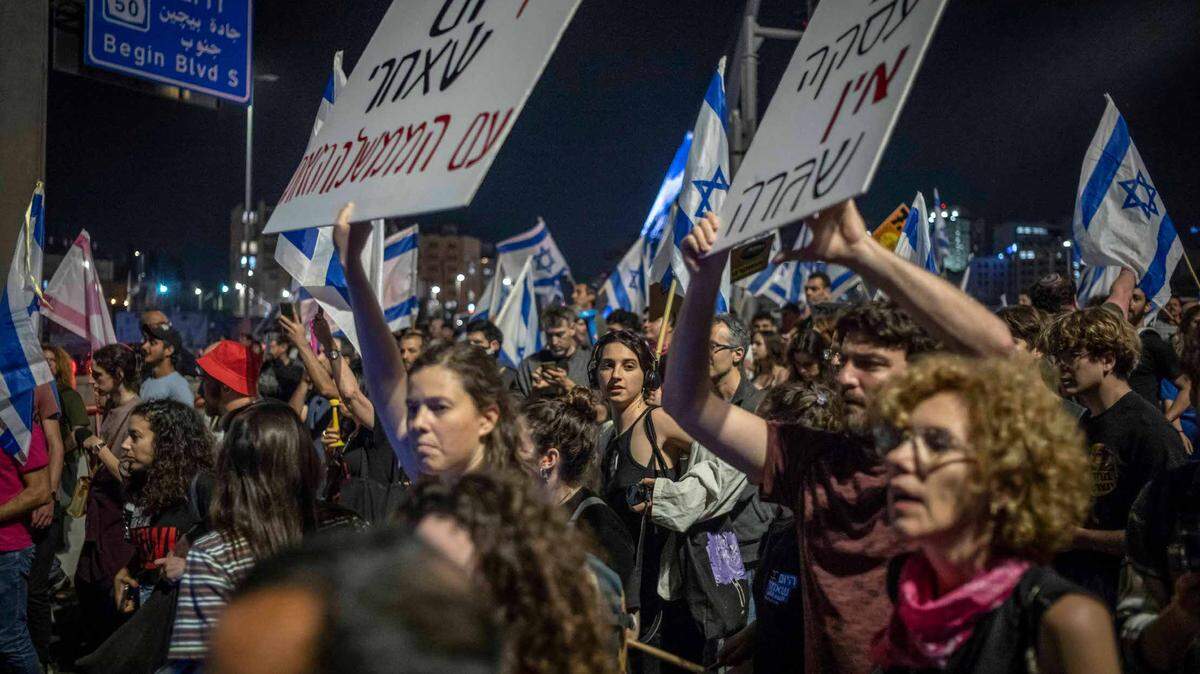 Miles de personas protestan contra el gobierno del primer ministro israelí Benjamin Netanyahu y exigen la liberación de los rehenes que tiene Hamás en Gaza, durante una manifestación en Jerusalén, el 31 de marzo de 2024.