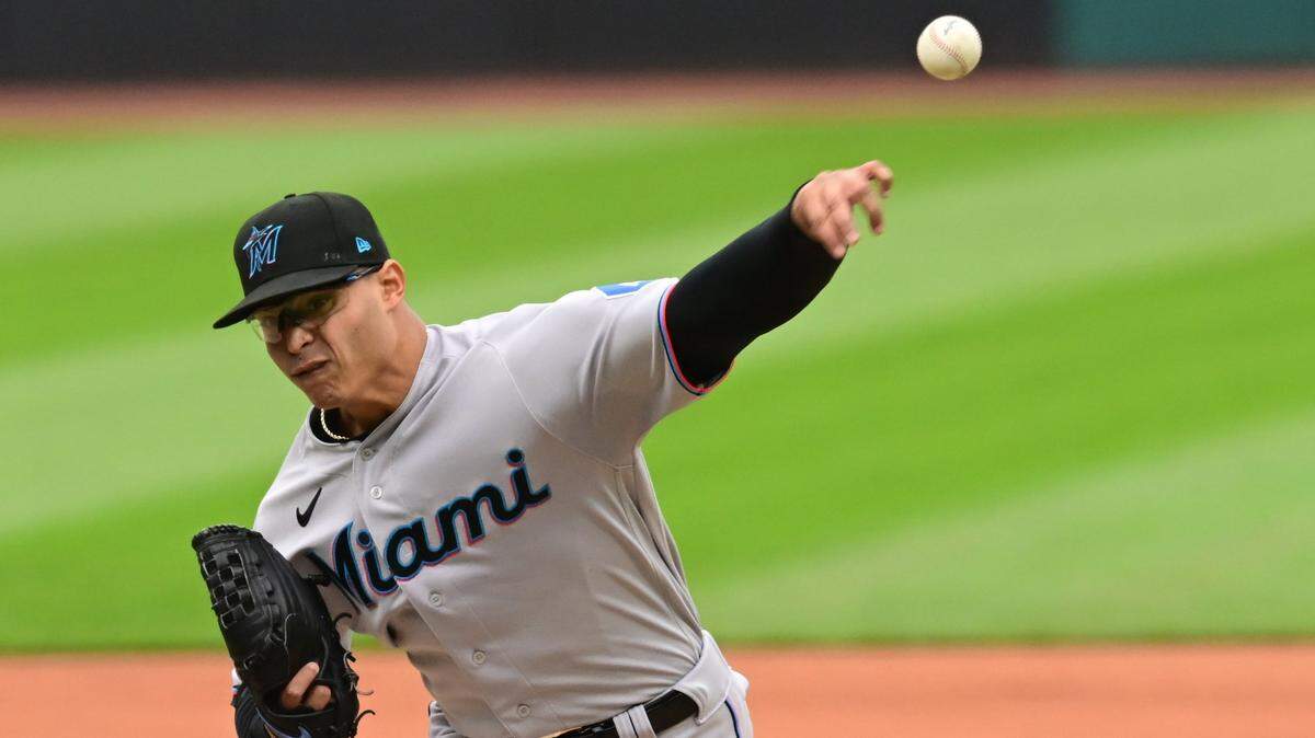 El abridor de los Marlins Jesús Luzardo lanza en el primer inning del partido ante los Guardianes de Cleveland, celebrado el 23 de abril de 2023 en Cleveland.