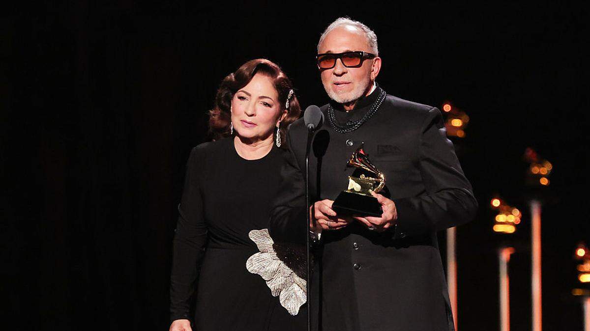 Gloria y Emilio Estefan reciben el premio al Mejor álbum de música latina tropical por “Raíces” , en la 68ª edición de los premios Grammy, celebrada el 1ro de febrero de 2026 en Los Angeles, California. 