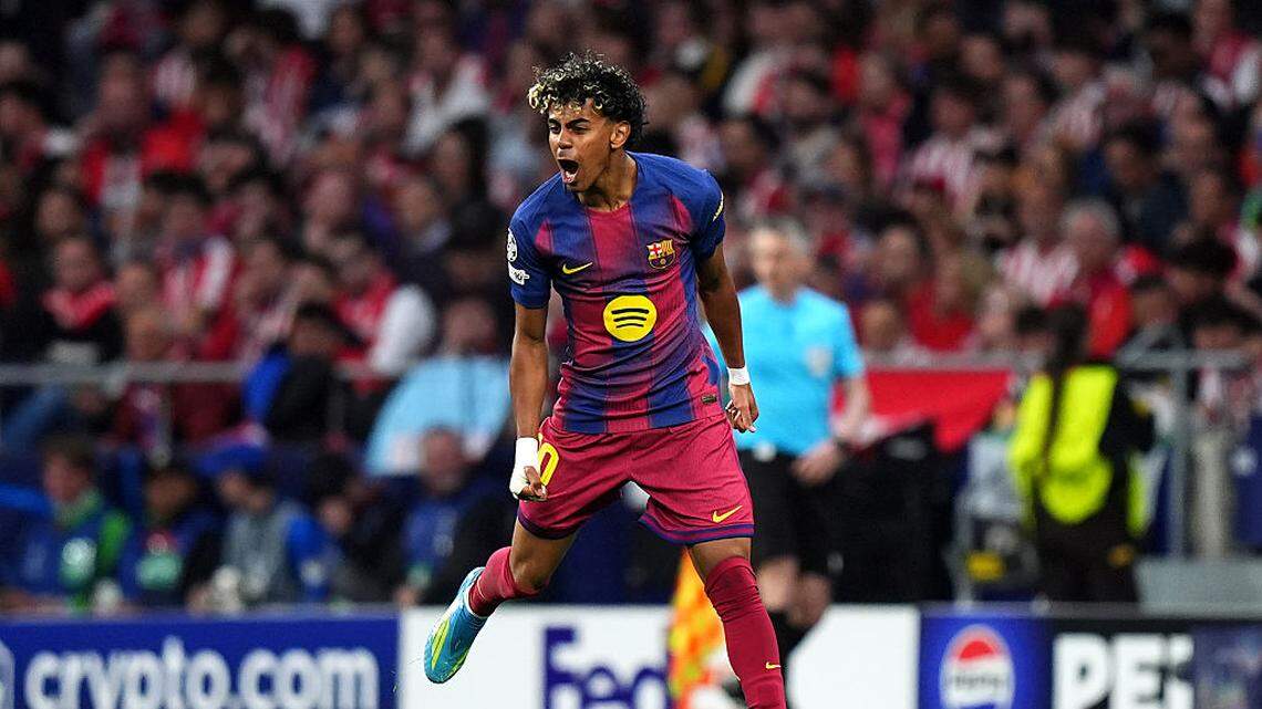 El astro de Barcelona Lamine Yamal celebra tras anotar un gol ante el Atlético de Madrid en el partido de vuelta de cuartos de final de la Liga de Campeones, efectuado el 14 de abril de 2026 en Madrid. 