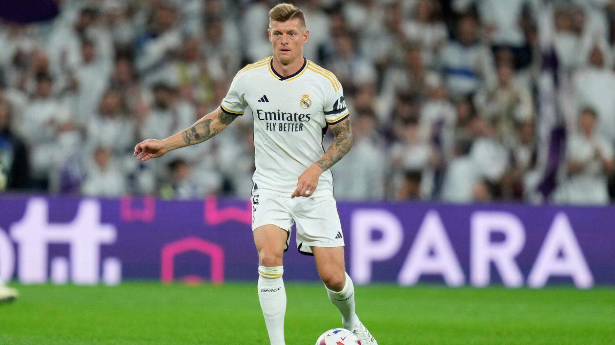 El mediocampista del Real Madrid Toni Kroos conduce el balón durante el partido de LaLiga ante el Deportivo Alavés, celebrado el 14 de mayo de 2024 en el Estadio Santiago Bernabéu.