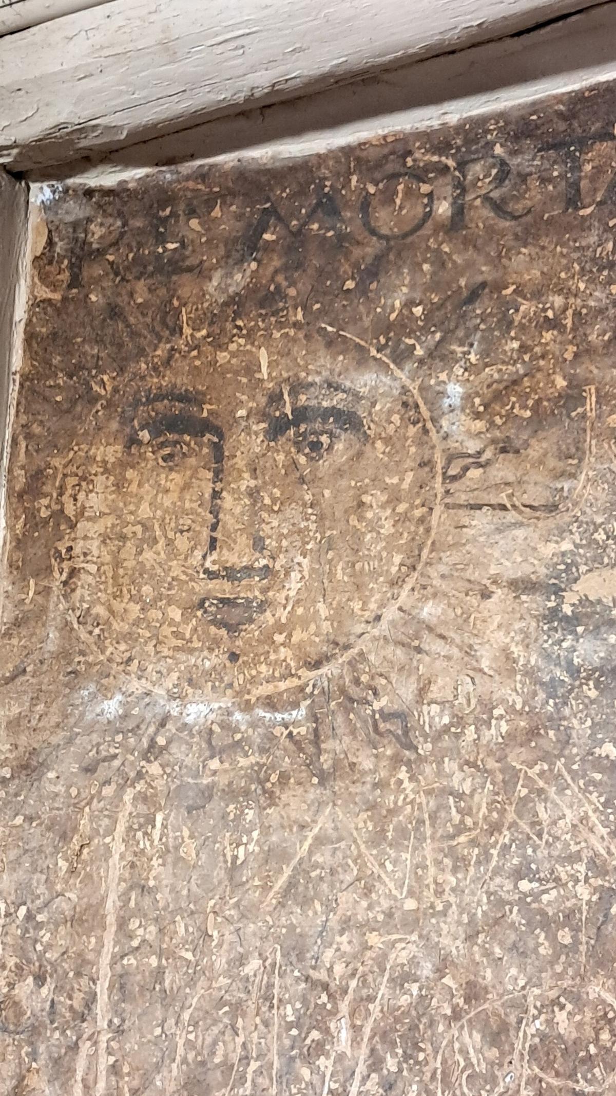 Dibujos de sacerdotes presos bajo el Palacio Episcopal.