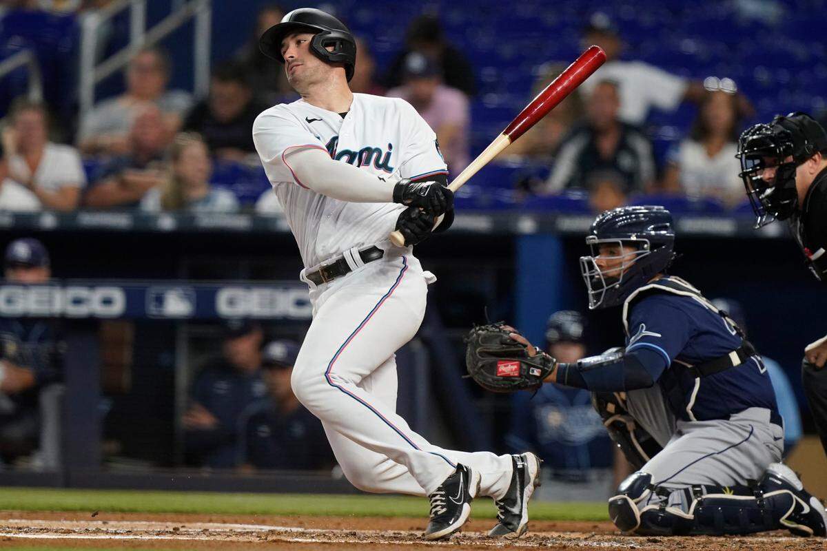 El receptor de los Marlins Nick Fortes batea en el segundo inning del partido ante los Rays de Tampa Bay, celebrado el 30 de agosto de 2022 en Miami.