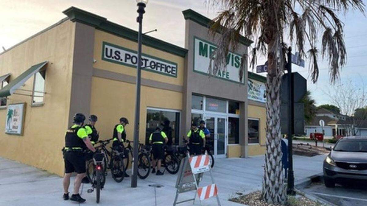 Agentes policiales asignados para vigilar el tribunal federal se preparan para la tarea, en Fort Pierce, Florida, el jueves 14 de marzo de 2024. En esta corte se lleva a cabo el juicio del expresidente Donald Trump por el manejo de documentos clasificados.