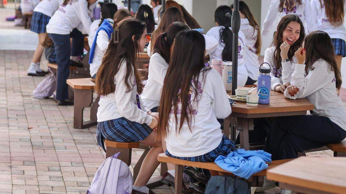 Alumnas de la Academia Católica Nuestra Señora de Lourdes disfrutan de un descanso para almorzar en esta prestigiosa escuela para niñas en el sur de Miami.