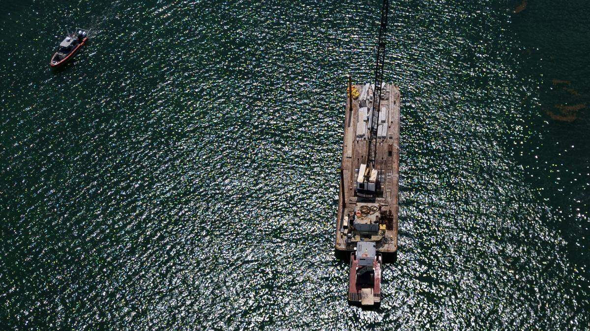 Vista de la barcaza que chocó contra un velero que se hundió frente a la Isla Hibiscus de Miami Beach, en la Bahía de Biscayne, la mañana del lunes 28 de julio de 2025. Cinco niños y un monitor de campamento se encontraban a bordo del velero, que formaba parte de un campamento de verano del Miami Yacht Club. Tres niñas murieron y una se encuentran en estado crítico en el Hospital Jackson Memorial, informó la Guardia Costera. Martes 29 de julio de 2025.
