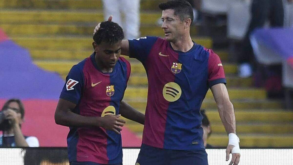 Robert Lewandowski y Lamine Yamal (izq.), autores de los goles del Barcelona en el triunfo sobre el Athletic de Bilbao, celebran en el Estadio Olímpico Lluís Companys Montjuic Stadium, Barcelona, este 24 de agosto de 2024.