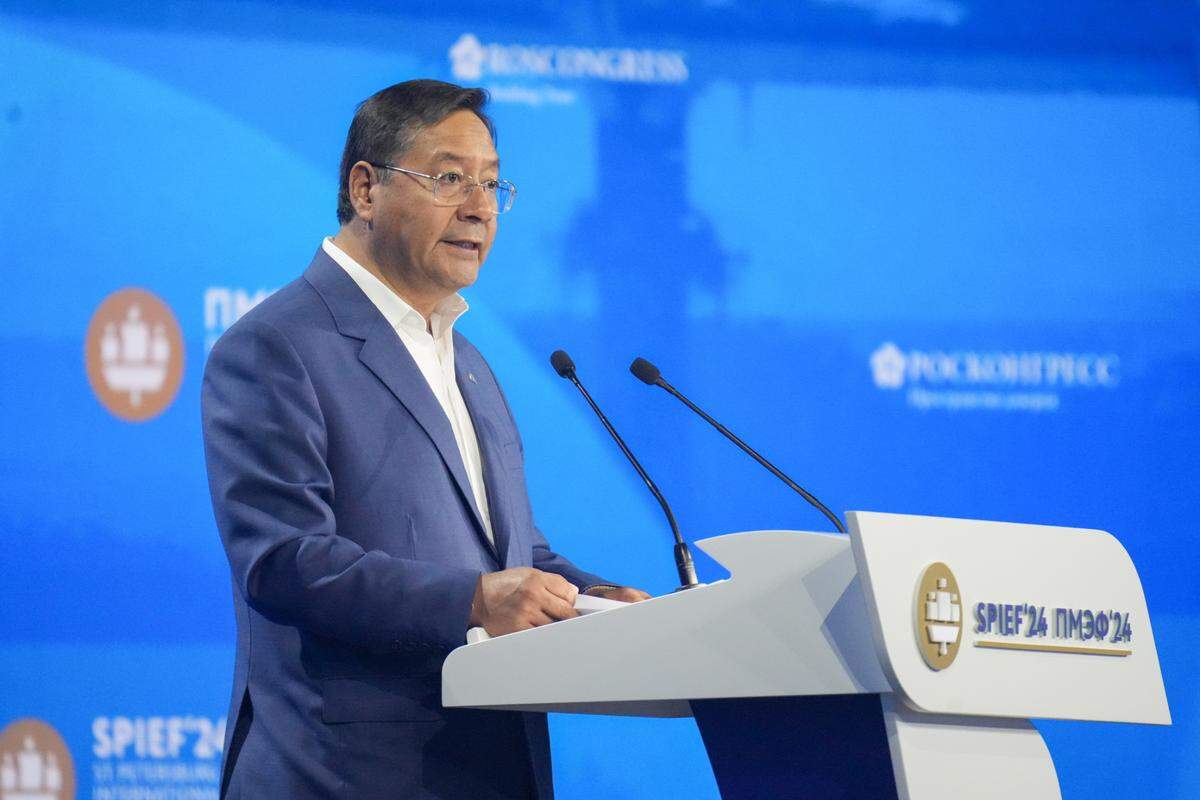 El presidente de Bolivia, Luis Arce, participa en un foro económico internacional en San Petersburgo, Rusia, en esta foto del 7 de junio de 2024. Arce denunció el miércoles 26 de junio de 2024, un movimiento irregular de tropas en la capital boliviana de La Paz.