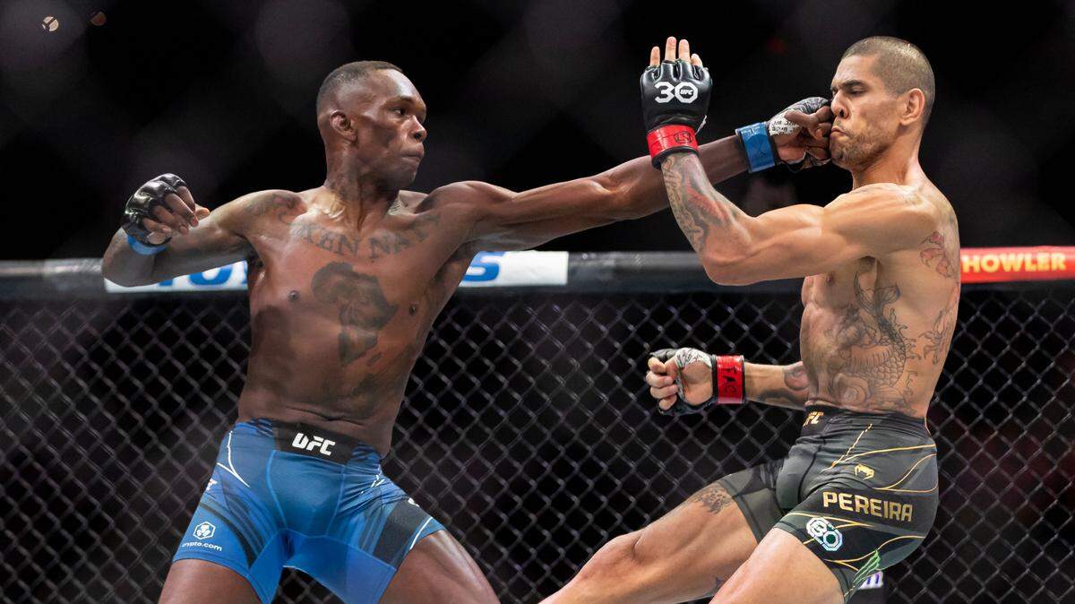 Israel Adesanya (izq.) golpea a Alex Pereira en la pelea estelar de la cartelera UFC 287, celebrada el 8 de abril de 2023 en la Arena Kaseya Center en Miami.