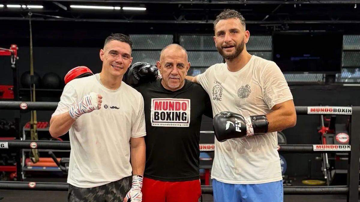 El entrenador cubano Pedro Díaz, recién coronado con Noel Mikaelian como campeón mundial WBC crucero, aterriza en Australia para liderar el nuevo rumbo de Tim Tszyu
