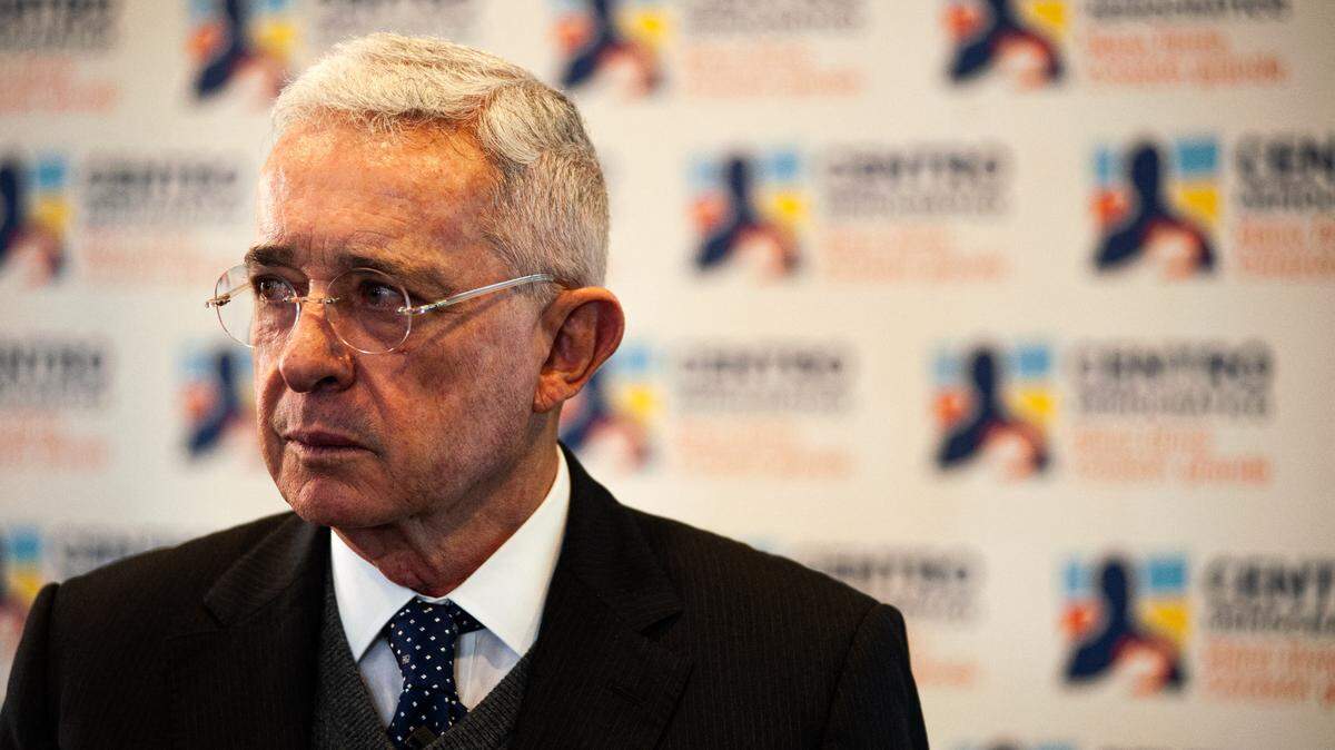 Foto de archivo del expresidente de Colombia, Álvaro Uribe, tras dar una conferencia de prensa en Bogotá, el 23 de noviembre de 2023. 