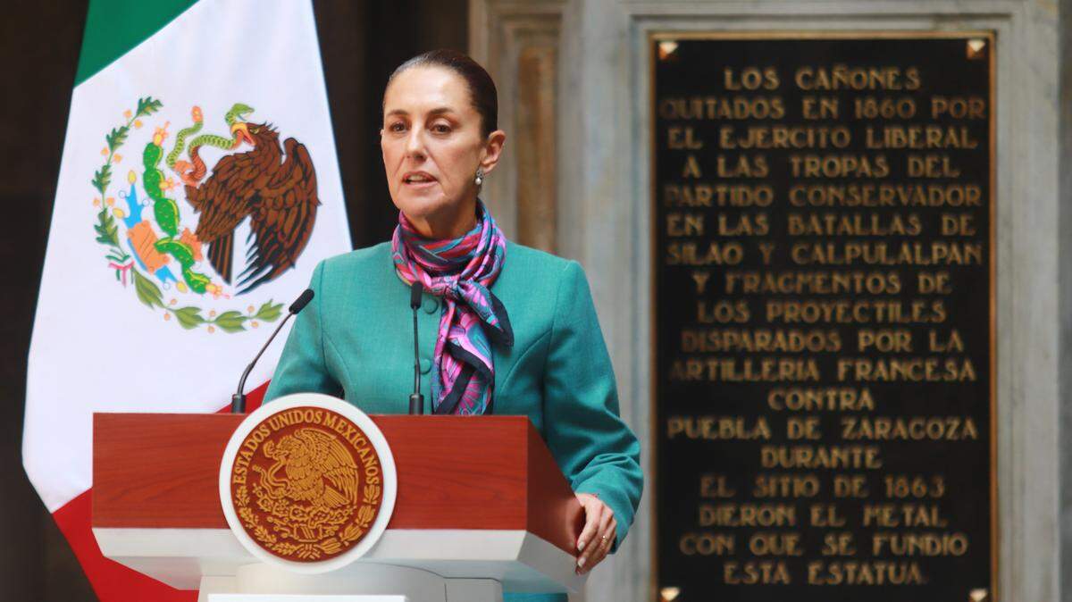 La presidenta Claudia Sheinbaum ha dicho que la economía mexicana es sólida y no le preocupa la victoria de Donald Trump en Estados Unidos. En la foto, Sheinbaum da una conferencia de prensa tras una reunión con representantes comerciales de EEUU, el 15 de octubre de 2024, en Ciudad de México.