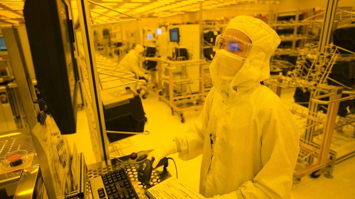 Un empleado de la empresa Microchip Technology Inc., ubicada en Chandler, Arizona. La compañía también tiene fábricas en Filipinas y Tailandia.