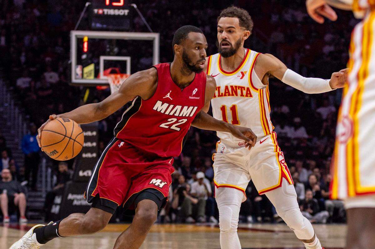 El jugador del Heat Andre Wiggins entra al aro ante la marca de Trae Young, de los Hawks de Atlanta, en el partido de la NBA celebrado el 26 de febrero de 2025 en Miami.