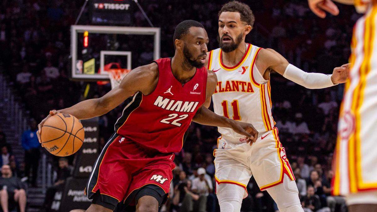 El jugador del Heat Andre Wiggins entra al aro ante la marca de Trae Young, de los Hawks de Atlanta, en el partido de la NBA celebrado el 26 de febrero de 2025 en Miami.
