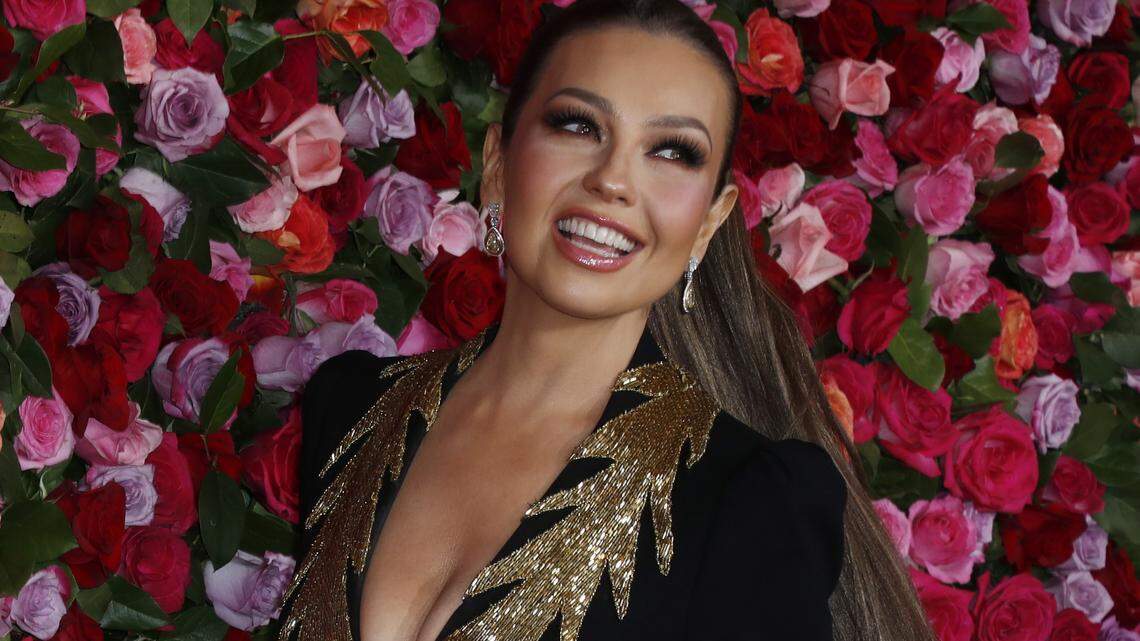 La cantante mexicana Thalía quien posa en la alfombra Roja de los Premios Tony 2018, en Nueva York.