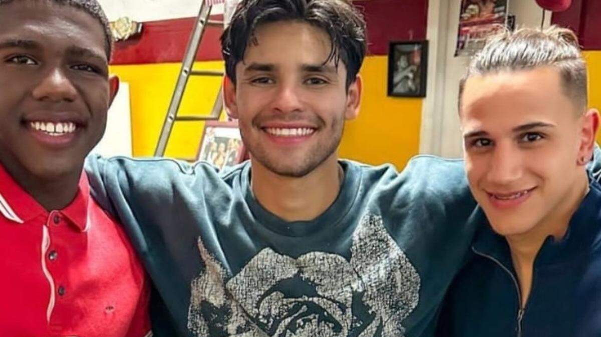 RYAN GARCIA (c) junto al boxeador cubano Adlay Rodríguez y su manager Eduardo Pérez (d). en el Tiger Gym.