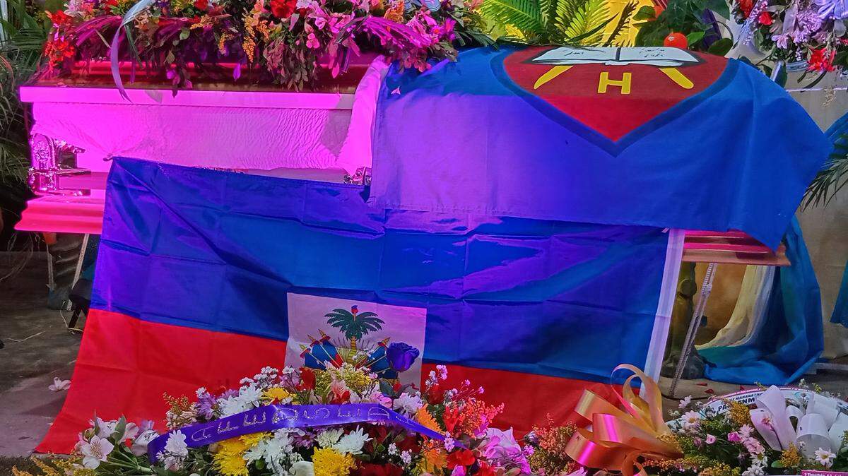 El pastor Jean-Jacques Brutus fue enterrado el pasado 23 de mayo en la Iglesia Bautista Eben-Ezer de Saint-Marc, Haití, tras ser decapitado junto con 14 miembros de su congregación en un atentado. El ataque, ocurrido en un pueblo rural de la región de Artibonite, fue perpetrado por miembros de brigadas de autodefensa, según informaron los residentes.
