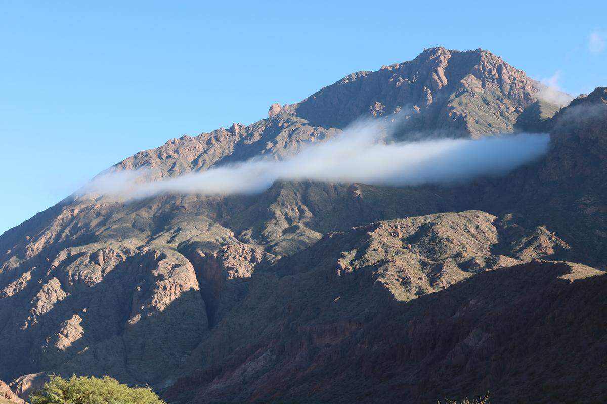 Los picos de las montañas&nbsp;de la cordillera de los Andes del norte de Argentina son a veces cubiertos por las bajas nubes del área.
