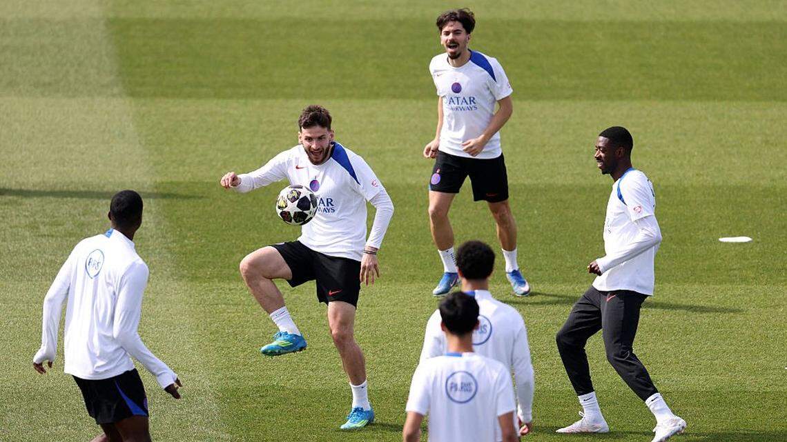 Los jugadores del Paris Saint-Germain entrenan el lunes en la capital francesa, previo al partido de ida de la semifinal de la Liga de Campeones ante el Bayern Munich. 