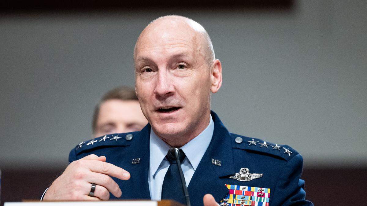 El general David Allvin, jefe de la fuerza aérea de EEUU, responde preguntas ante un comité del Senado, en el Capitolio de EEUU, Washington D.C., el 20 de mayo de 2025.