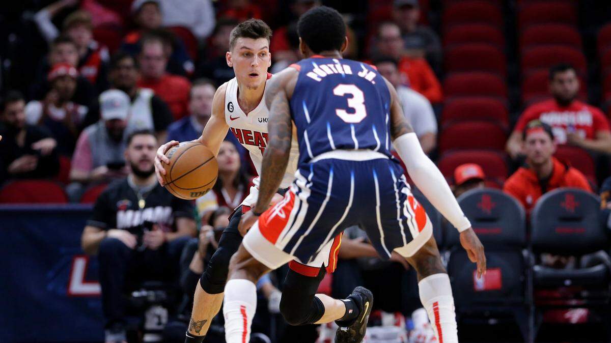 El jugador del Heat Tyler Herro (izq.) trata de pasar la marca de Kevin Porter Jr, de los Rockets, en el partido celebrado el 15 de diciembre de 2022 en Houston.