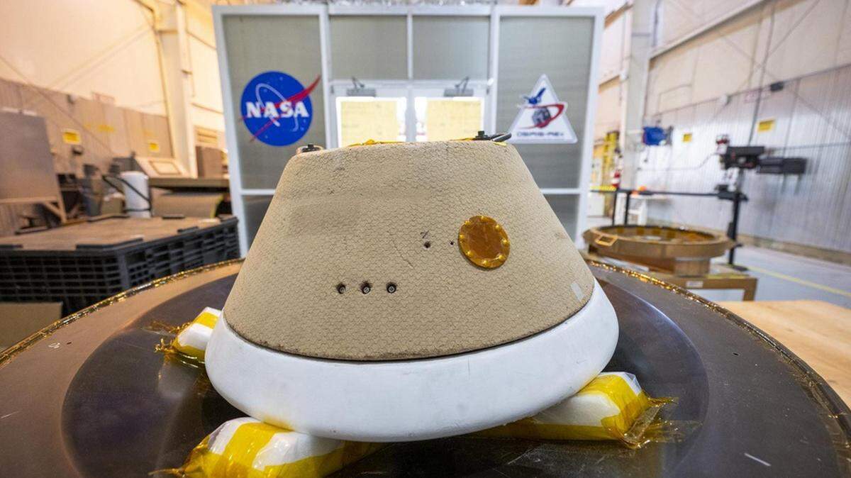 Modelo de práctica de la cápsula de la nave espacial Osiris-Rex que trajo rocas de un asteroide a Tierra, primera vez que NASA logra recolectar este tipo de muestras. La foto fue tomada el 29 de agosto de 2023 en el campo de entrenamiento y pruebas del Departamento de Defensa en Utah.