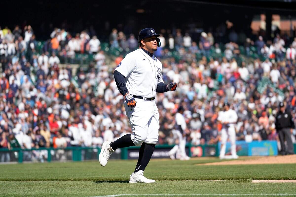 El bateador designado de los Tigres Miguel Cabrera corre a primera base tras recibir una base por bolas intencional en el partido ante los Yankees de Nueva York, celebrado el 21 de abril de 2021 en Detroit.