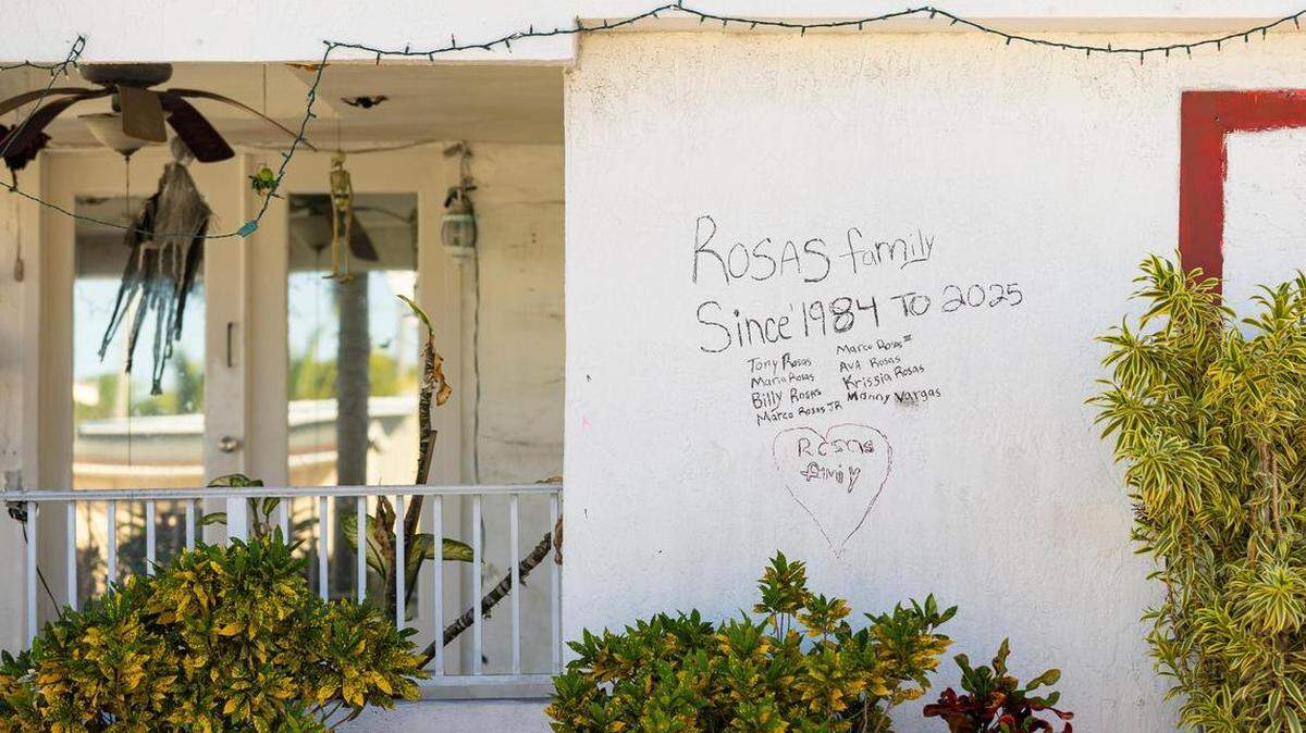 Un mensaje está escrito en la pared de una casa en el parque de casas móviles Li’l Abner, el viernes 7 de marzo de 2025, en Sweetwater, Florida.