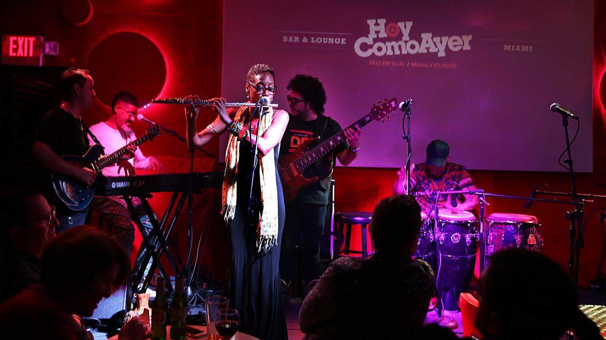 Los músicos Michelle Fragoso (Piano), José Gola (bajo), Mercedes Abal (flauta), Daniel Lopez (congas) ay Alexis “Pututi” Arce (batería), en una descarga en las noches de jazz en el Hoy Como Ayer, en mayo del 2017.
