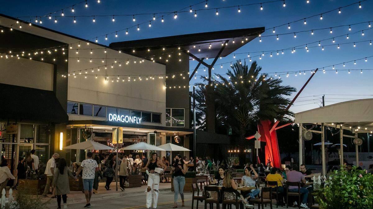 Los pequeños negocios ubicados en Miami-Dade pueden solicitar hasta $5,000 del programa de subvenciones Mom and Pop Small Business Grant, que está entregando planillas en varios distritos como el 12, del comisionado Juan Carlos “JC” Bermudez, que abarca la ciudad de Doral, cuyos negocios aparecen en la foto.
