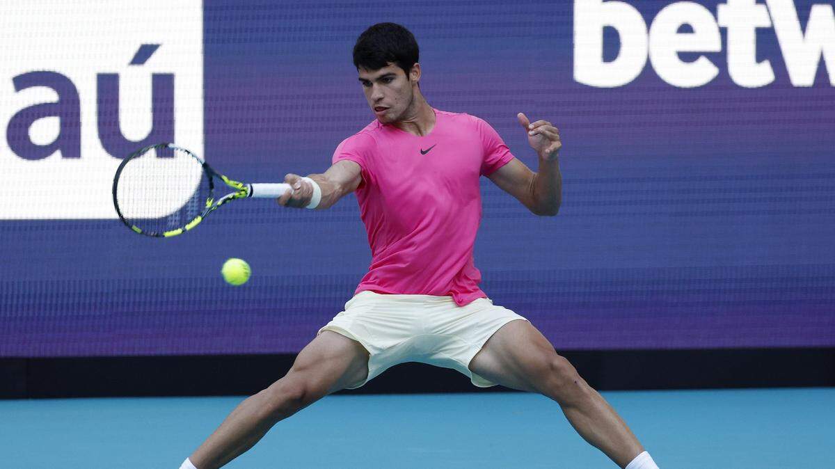 El español Carlos Alcaraz  derrotó al buen tenista estadounidense Taylor Fritz en dos sets para plantarse en las semifinales del Masters 1000 de Miami, el jueves 30 de marzo de 2023 en Miami Gardens, Florida.