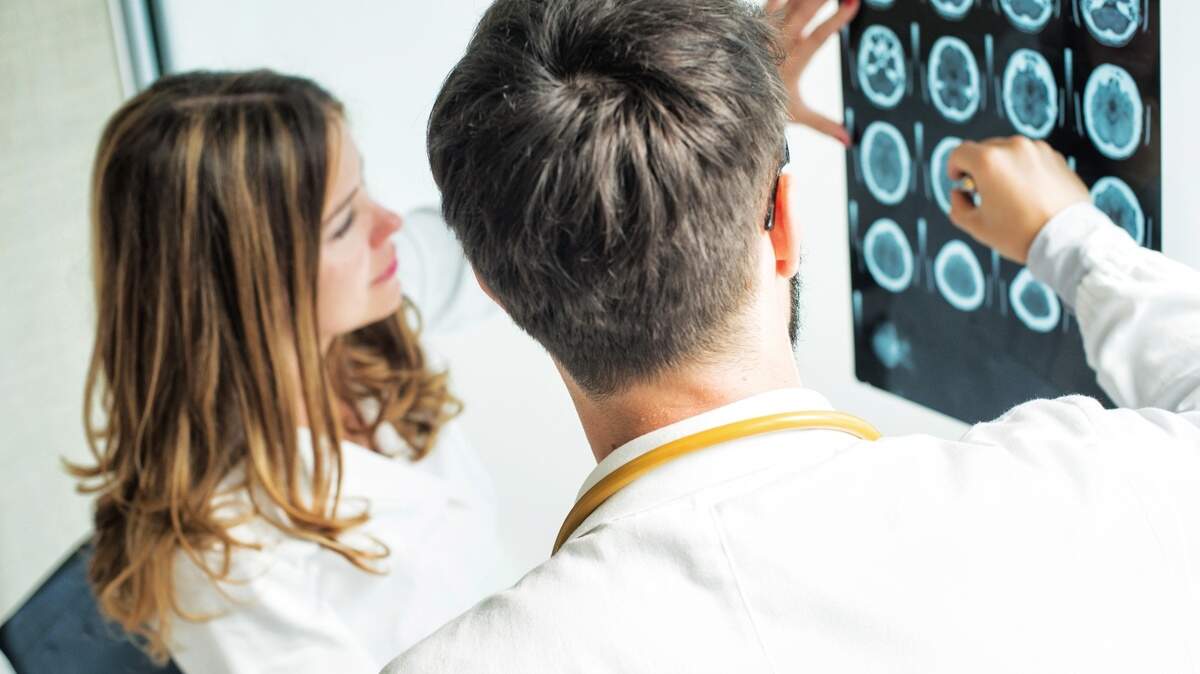 Una mujer que llevaba postrada en la cama más de un año debido a una enfermedad neurodegenerativa ha logrado levantarse y caminar gracias a un implante electrónico que le ha reactivado los nervios de la médula espinal.