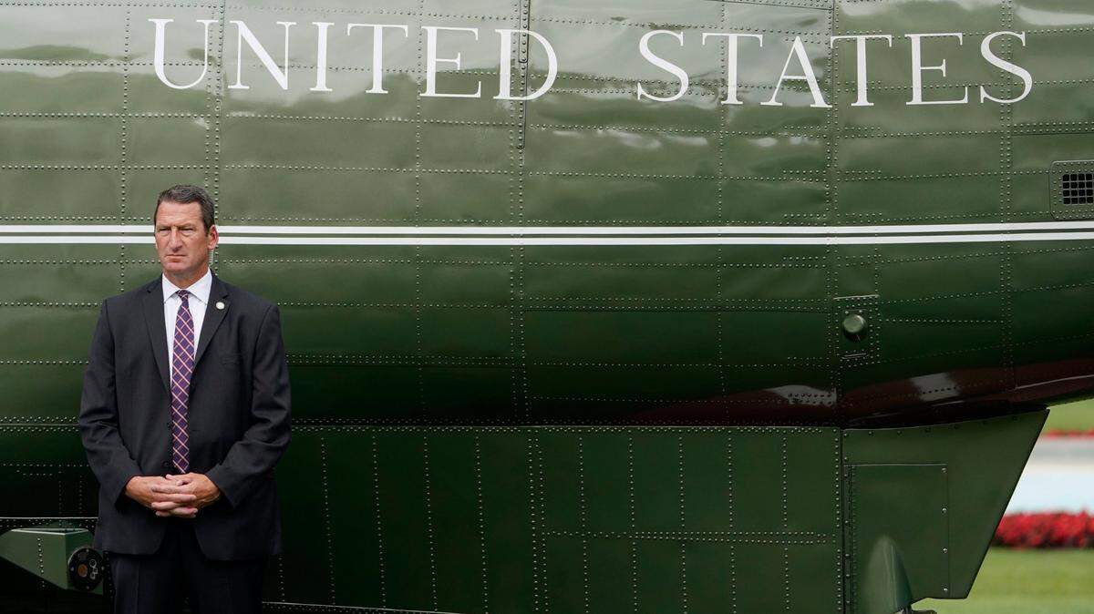 Un miembro del Servicio Secreto de Estados Unidos hace guardia afuera del helicóptero Marine One, con el presidente Joe Biden a bordo, en el jardín sur de la Casa Blanca, el miércoles 6 de julio de 2022, en Washington.