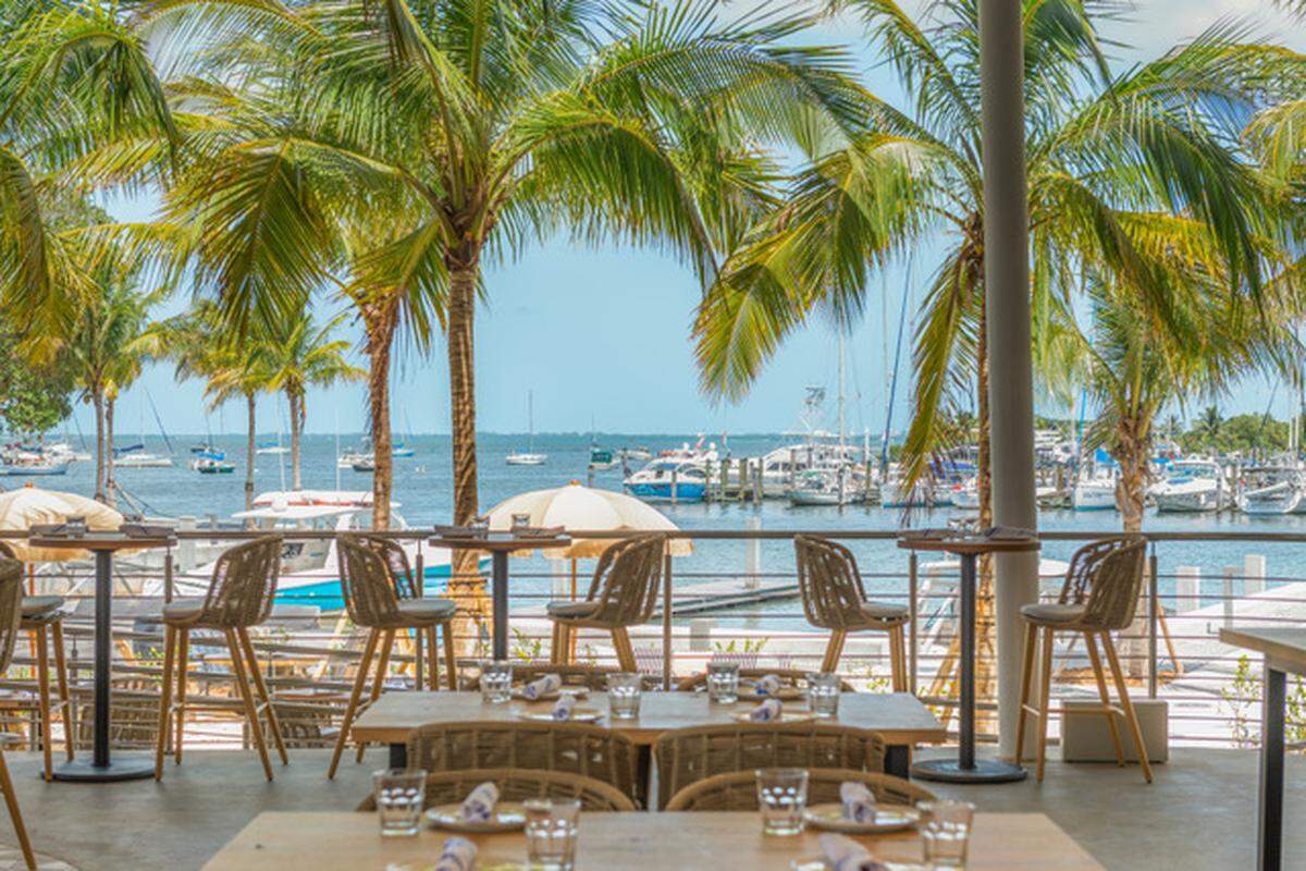 Bayshore Club, el exclusivo restaurante frente al mar de Coconut Grove, ofrece menús de almuerzo y cena para Miami Spice.