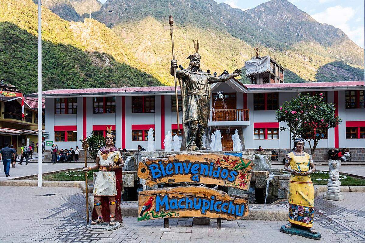 La mayoría de los turistas escoge salir de Aguas Calientes, a donde se puede llegar en un tren que parte de Ollantaytambo. Aguas Calientes es un pequeño pueblo de donde salen los ómnibus que suben a Machu Picchu