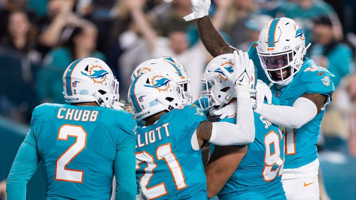 El tackle defensivo de los Miami Dolphins, Zach Sieler (92), celebra con sus compañeros de equipo después de interceptar un pase y anotar un touchdown contra los Tennessee Titans en el primer cuarto de su partido de la NFL en el Hard Rock Stadium el lunes 11 de diciembre de 2023 en Miami Gardens. Florida.